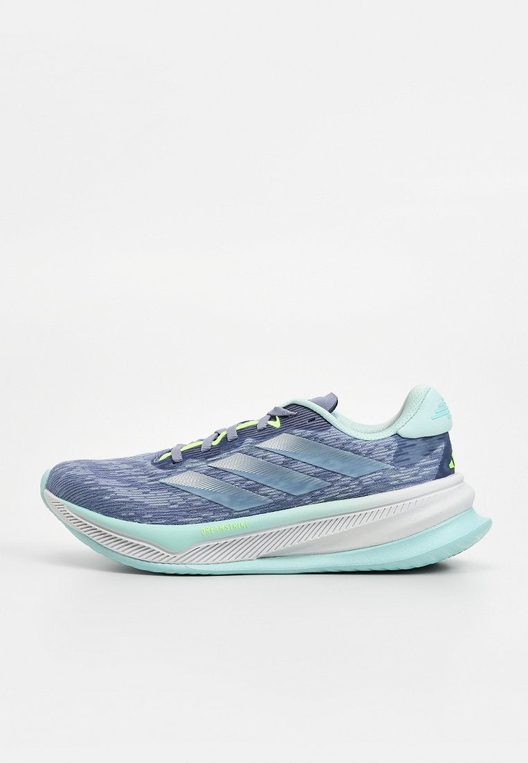 Laufschuhe mit einem leichten, atmungsaktiven blauen Mesh-Obermaterial, hellgrünen Akzenten und einer gepolsterten weißen Sohle. Mit drei diagonalen Streifen.