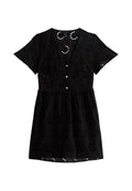 Schwarzes Baumwollkleid mit kurzen Ärmeln, tiefem V-Ausschnitt und Knopfleiste. Der Stoff hat ein gesticktes Blumenmuster und einen gewellten Saum.