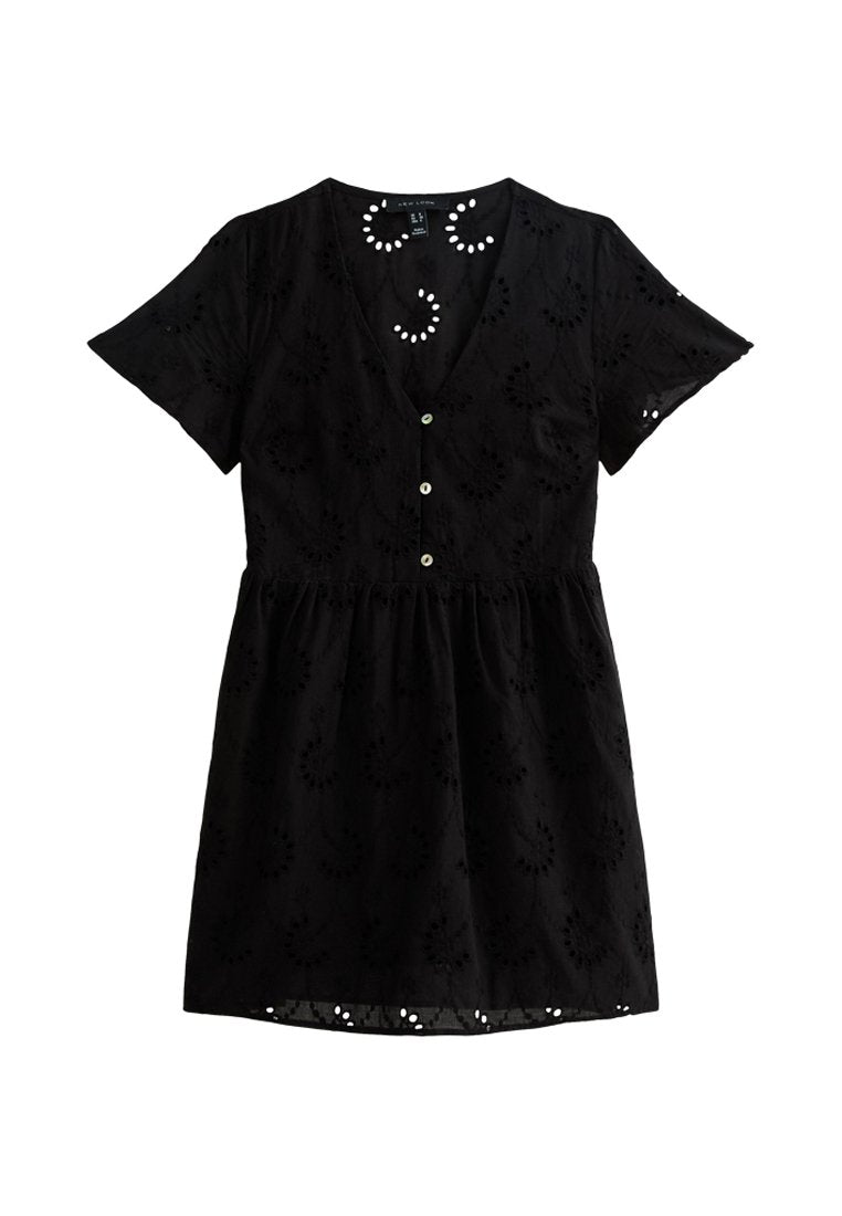 Schwarzes Baumwollkleid mit kurzen Ärmeln, tiefem V-Ausschnitt und Knopfleiste. Der Stoff hat ein gesticktes Blumenmuster und einen gewellten Saum.