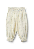Cremfarbene Babypants mit elastischem Bund und Knöcheln, die ein dezentes blaues und grünes Blumenmuster aufweisen.