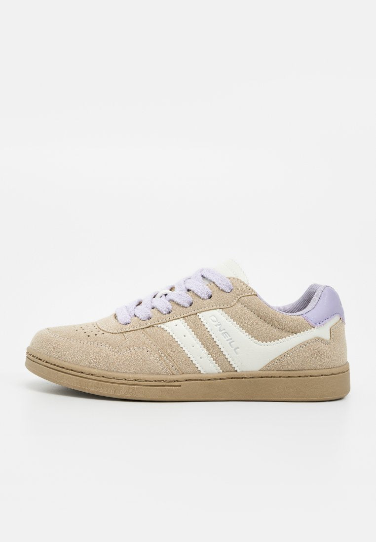 Beiger Wildleder-Sneaker mit weißen Seitenstreifen, hellvioletten Schnürsenkeln und Fersenlasche, flacher Sohle und O'Neill-Logo an der Seite.