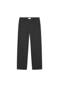 Schwarze Hose aus leichtem Stoff. Sie hat ein gerades Bein, eine flache Vorderseite, seitliche Taschen und einen dezenten Bund.
