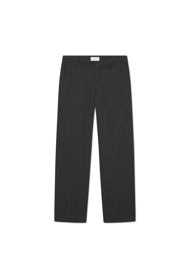 Schwarze Hose aus leichtem Stoff. Sie hat ein gerades Bein, eine flache Vorderseite, seitliche Taschen und einen dezenten Bund.
