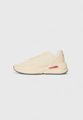 Helle Pfirsich-Sneaker mit einem Obermaterial aus Mesh und Leder, abgerundete Zehenform und gepolstertem Schaftrand. Mit rosa Akzenten und einer strukturierten weißen Zwischensohle.