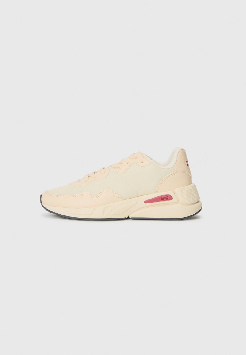 Helle Pfirsich-Sneaker mit einem Obermaterial aus Mesh und Leder, abgerundete Zehenform und gepolstertem Schaftrand. Mit rosa Akzenten und einer strukturierten weißen Zwischensohle.