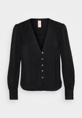 Schwarze, langärmlige Bluse mit V-Ausschnitt, die subtile Falten, sechs dekorative Knöpfe und schmale Manschetten aufweist. Glatte, weiche Stofftextur.