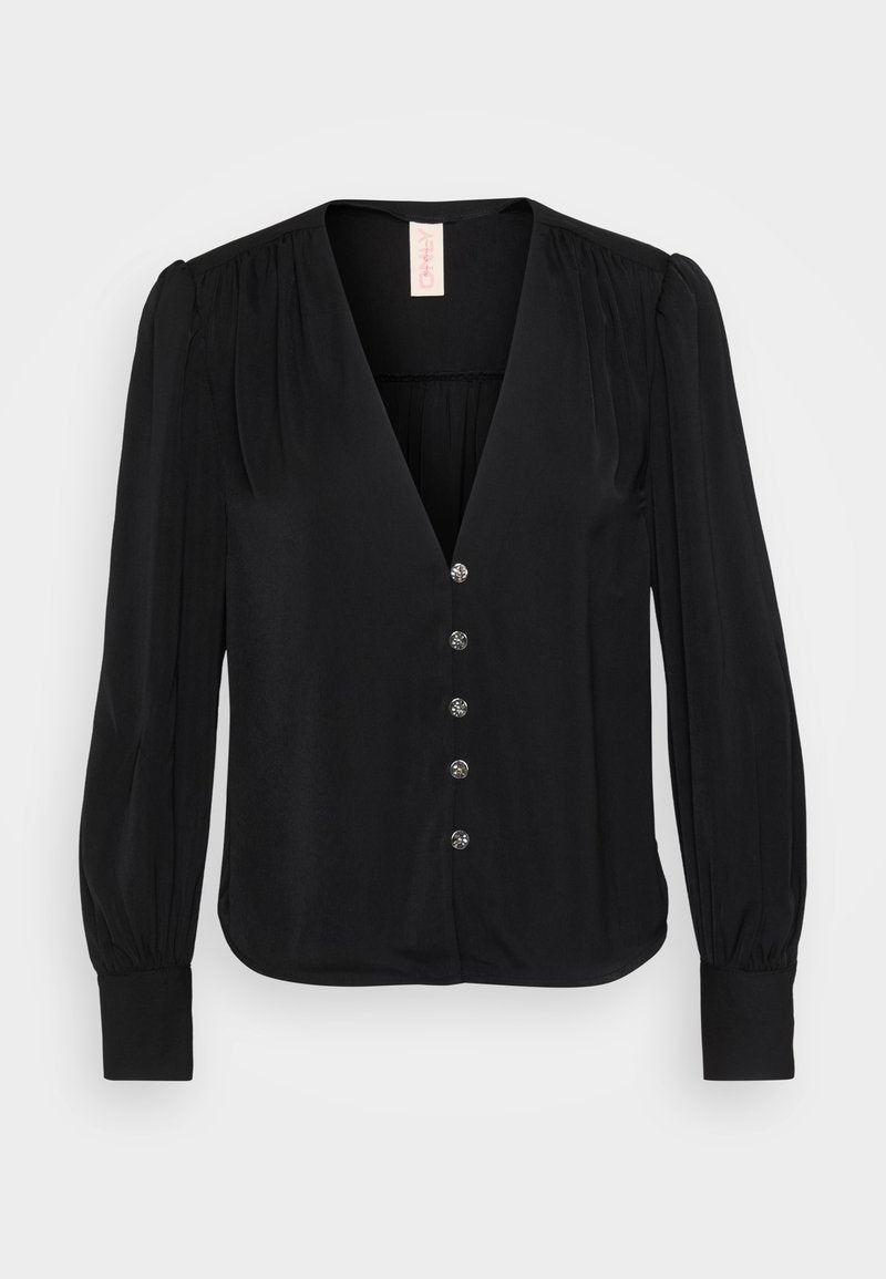 Schwarze, langärmlige Bluse mit V-Ausschnitt, die subtile Falten, sechs dekorative Knöpfe und schmale Manschetten aufweist. Glatte, weiche Stofftextur.