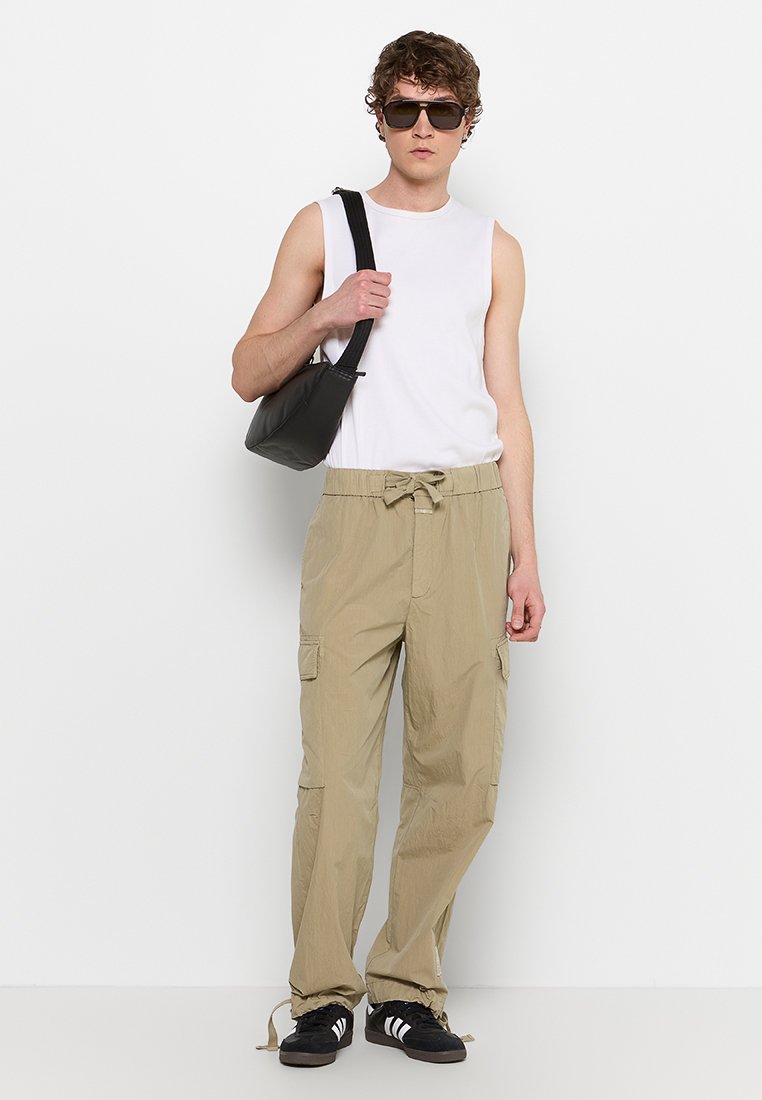 CLOSED FREEPORT RELAXED FIT