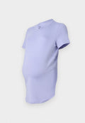 Helllila Kurzarm-Maternity-Shirt mit Rundhalsausschnitt, weichem Stoff und abgerundetem Saum, um einem wachsenden Bauch gerecht zu werden.