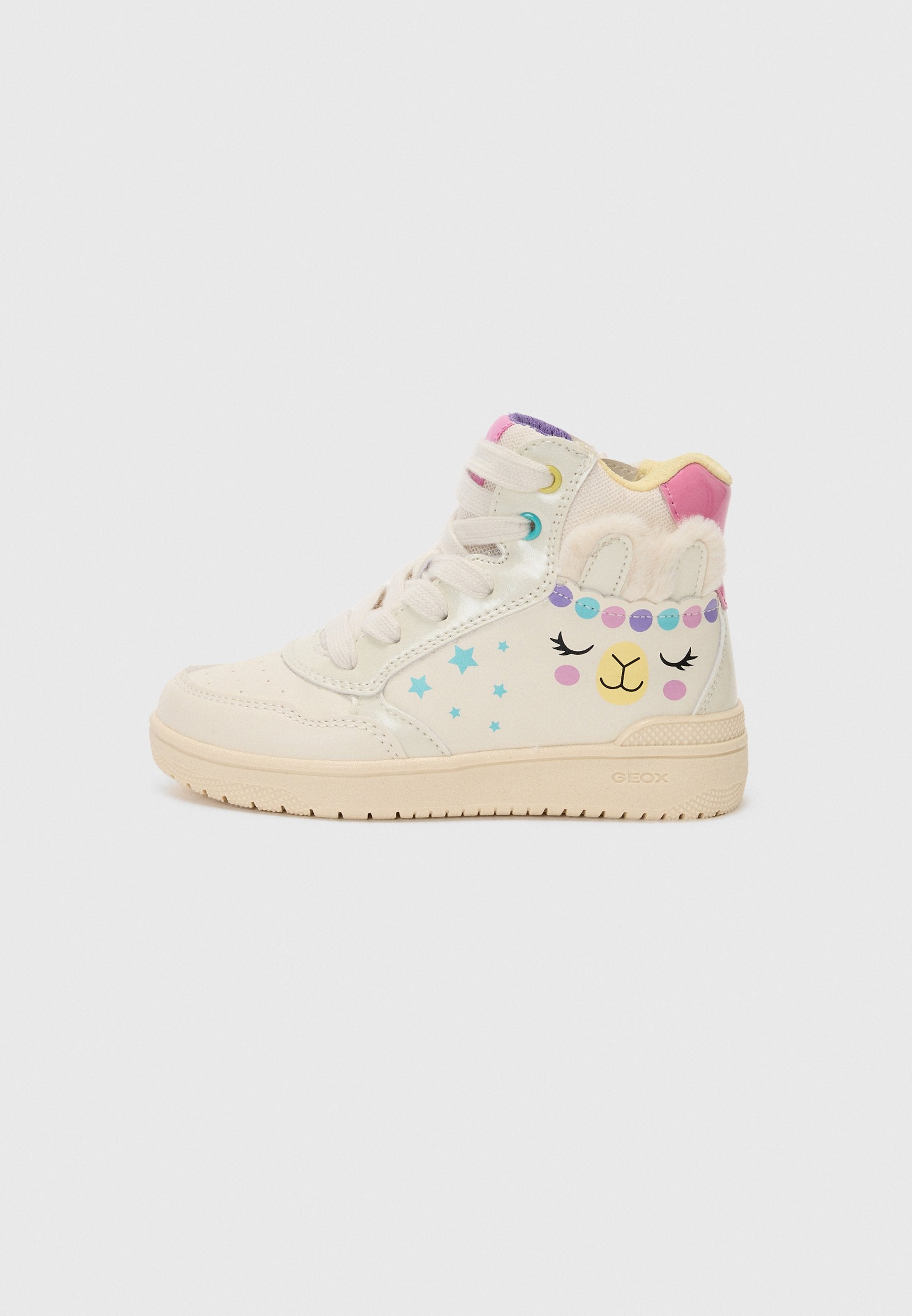 Hochschnittige Sneaker in Creme mit einer strukturierten Oberfläche, ausgestattet mit einem bunten Lama-Design, Sternen und einem weichen Kunstfellakzent am Kragen.