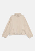 Hellbeige Jacke mit Reißverschluss, langen Ärmeln, hohem Kragen und zwei Fronttaschen, flach auf weißem Hintergrund dargestellt.