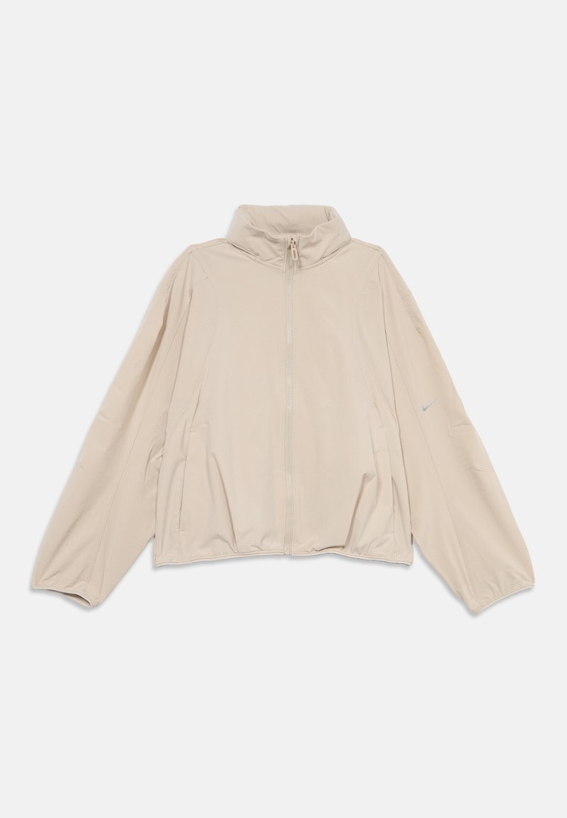 Hellbeige Jacke mit Reißverschluss, langen Ärmeln, hohem Kragen und zwei Fronttaschen, flach auf weißem Hintergrund dargestellt.