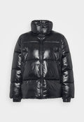 Schwarze Puffjacke mit glänzender Oberfläche, hohem Kragen, Frontreißverschluss und elastischen Bündchen. Verfügt über ein gestepptes Design und zwei Fronttaschen.