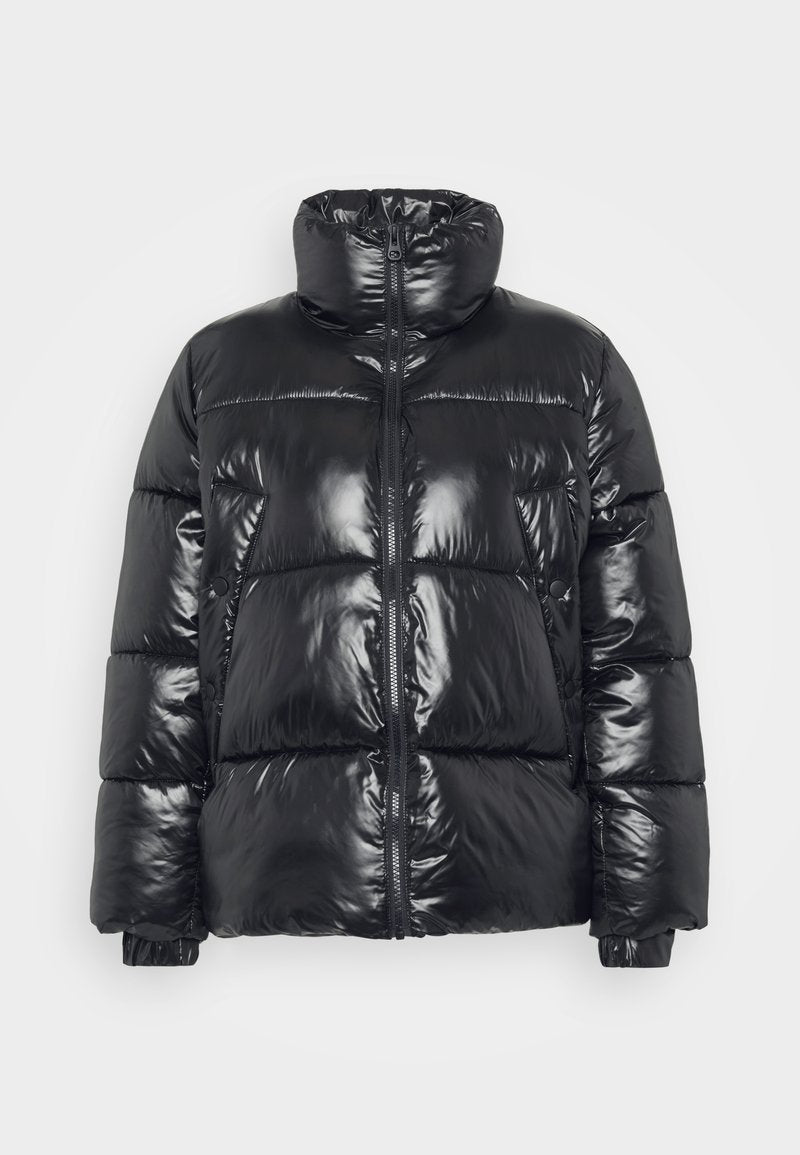 Schwarze Puffjacke mit glänzender Oberfläche, hohem Kragen, Frontreißverschluss und elastischen Bündchen. Verfügt über ein gestepptes Design und zwei Fronttaschen.
