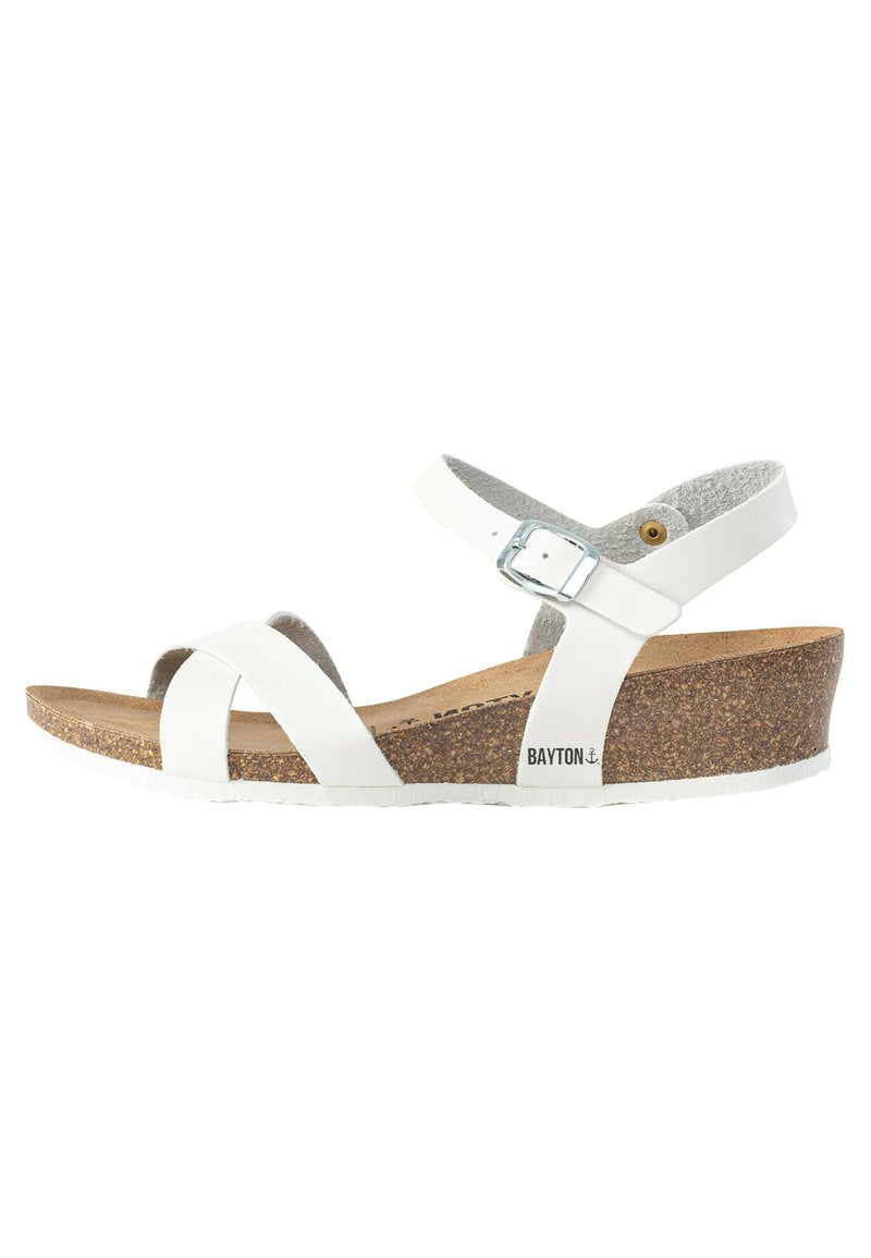 Weiße Sandalen mit Riemchen und Kork-Wedge-Sohle, ausgestattet mit einer silbernen Schnalle und einer strukturierten Innensohle. Obermaterial aus glattem Synthetik und Gummisohle.