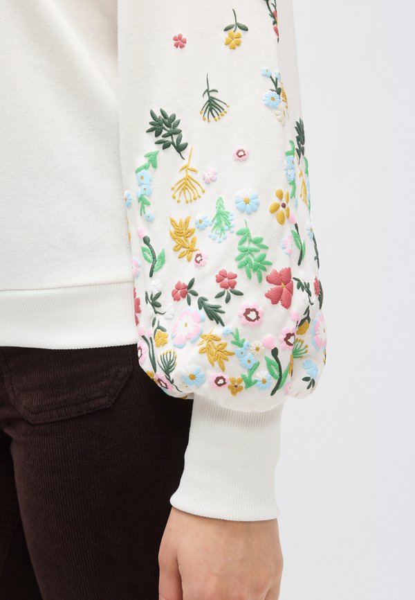ONLY Tall ONLBROOKE O NECK FLOWER