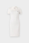 Weißes gestricktes Kleid mit Polo-Kragen, kurzen Ärmeln, einem strukturierten Muster und drei Knöpfen an der Vorderseite.