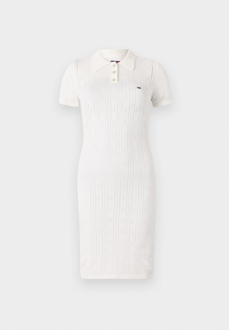 Weißes gestricktes Kleid mit Polo-Kragen, kurzen Ärmeln, einem strukturierten Muster und drei Knöpfen an der Vorderseite.