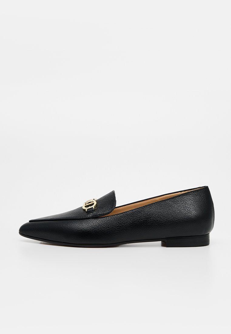 Schwarzer flacher Lederloafer mit spitzer Kappe und kleinem goldfarbenen Schnallendetail am Obermaterial, niedriger Absatz, Seitenprofil auf weißem Hintergrund.
