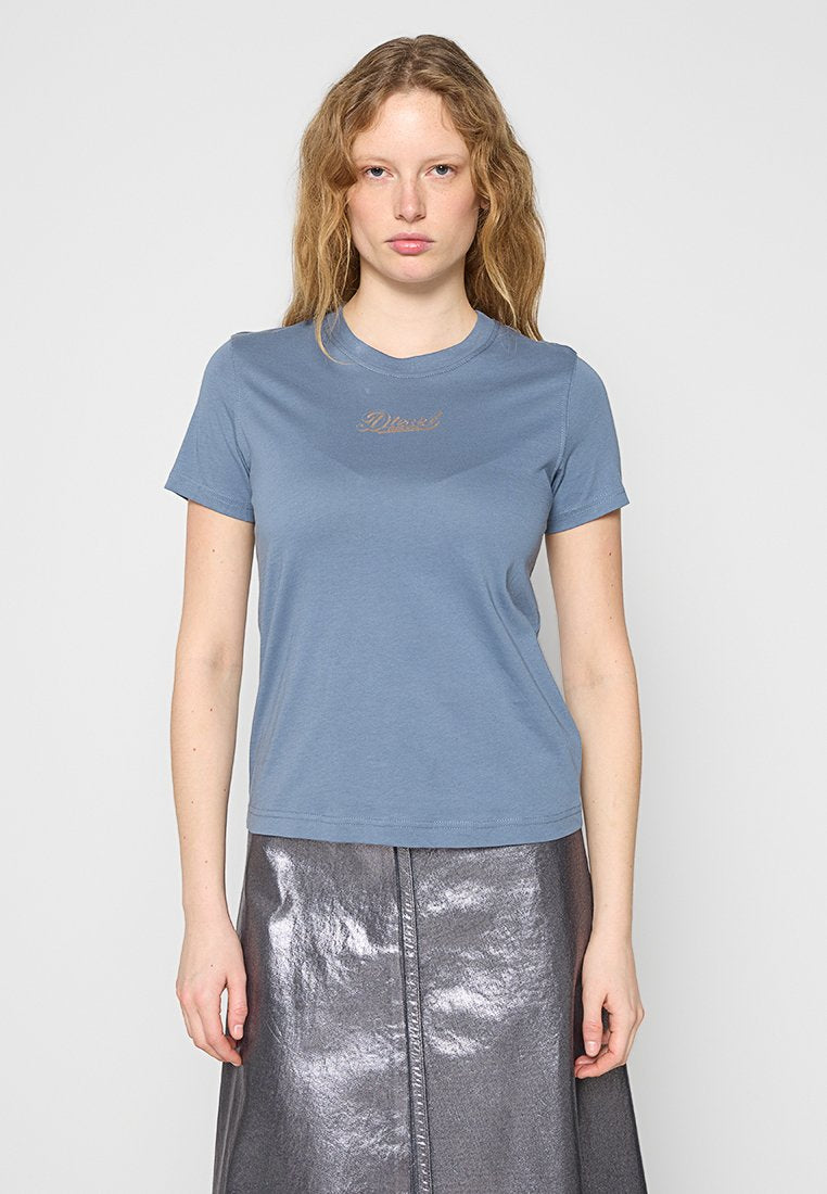 Blaues Kurzarm-T-Shirt aus Baumwolle mit rundem Ausschnitt und subtiler goldener Textverzierung auf der Brust.
