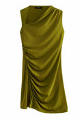 Olivengrünes ärmelloses Kleid mit drapiertem Design, das seitliche Raffung und einen subtilen Schlitz am Saum für zusätzliche Details aufweist.