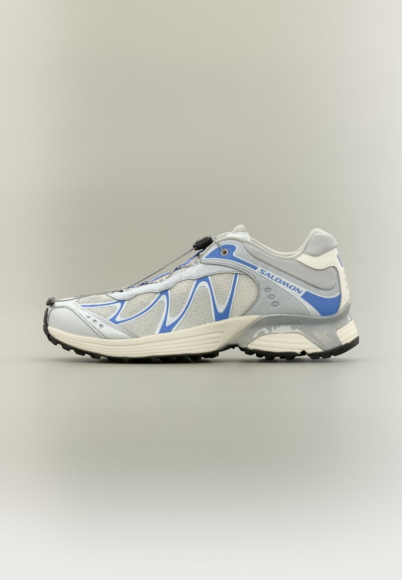 Hellgrauer Laufschuh mit blauen Akzenten, Mesh-Obermaterial, sicherem Kordelzugverschluss, gepolstertem Mittelsohlenbereich und strukturiertem schwarzem Außensohlenprofil.