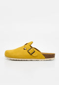 Gelber Wildleder-Slipper mit verstellbarem Schnallenriemen und Kork-Fußbett auf weißem Hintergrund.