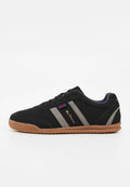 Schwarzer Sneaker mit brauner Sohle, grauen Seitenstreifen, schwarzen Schnürsenkeln und "Ben Sherman" goldener Schrift an der Seite.