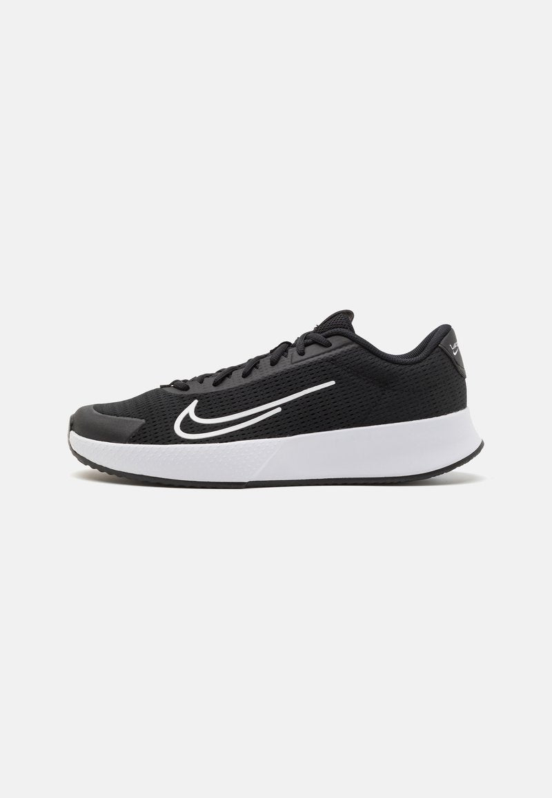 Schwarze Sportschuhe mit einem Obermaterial aus Mesh, weißem Logo und Akzenten, einer gepolsterten Sohle und einer strukturierten Gummisohle für Grip.