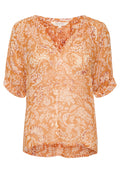 Orange-blumiges Oberteil aus leichtem Stoff. Mit V-Ausschnitt, kurzen Ärmeln und einem ganzflächigen Blumenmuster in Pink und Weiß.