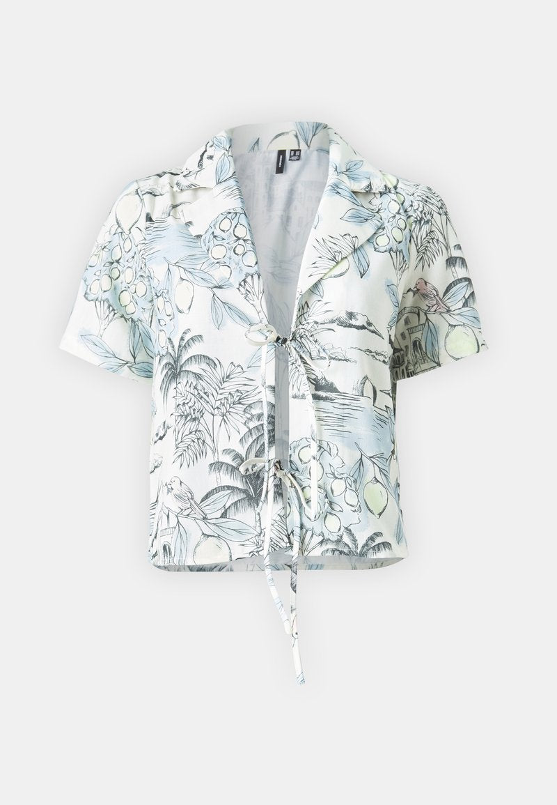 Kurzärmliges, kurzes Hemd mit floralem und botanischem Muster. Verfügt über einen Kragen und eine vordere Bindeschließe. Das Material wirkt leicht und atmungsaktiv.