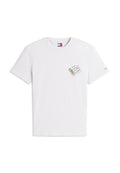 Weißes T-Shirt mit kurzen Ärmeln und Rundhalsausschnitt, mit einer kleinen bunten Grafik und Text auf der linken Brust sowie einem kleinen Logo auf dem linken Ärmel.