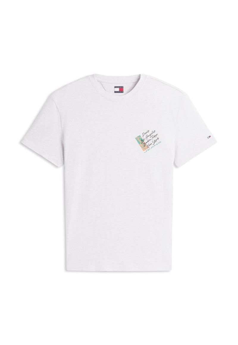 Weißes T-Shirt mit kurzen Ärmeln und Rundhalsausschnitt, mit einer kleinen bunten Grafik und Text auf der linken Brust sowie einem kleinen Logo auf dem linken Ärmel.
