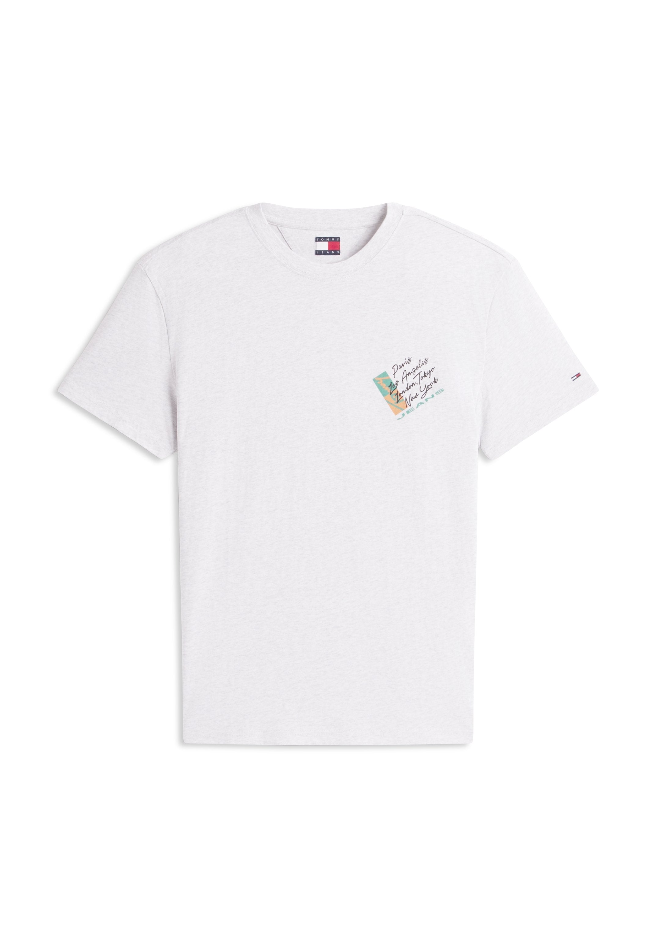 Weißes T-Shirt mit kurzen Ärmeln und Rundhalsausschnitt, mit einer kleinen bunten Grafik und Text auf der linken Brust sowie einem kleinen Logo auf dem linken Ärmel.