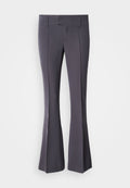 Grau ausgestellte Hose aus glattem Stoff mit taillierter Passform, ausgestattet mit vorderen Bügelfalten und einem mittelhohen Bund.