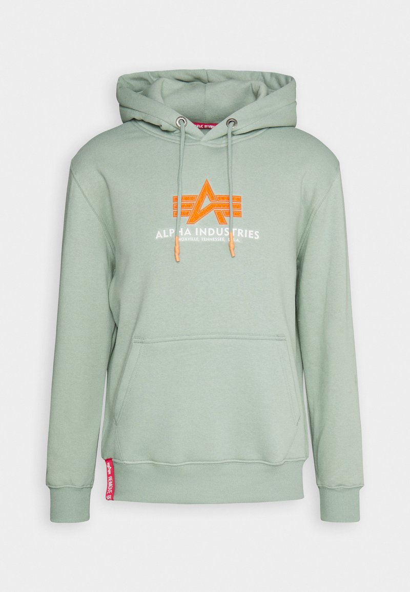 Hellgrüner Hoodie mit Kordeln, Fronttasche und orangefarbenem Logo mit geometrischem Design. Gerippte Bündchen und Saum mit seitlichem Etikett-Detail.