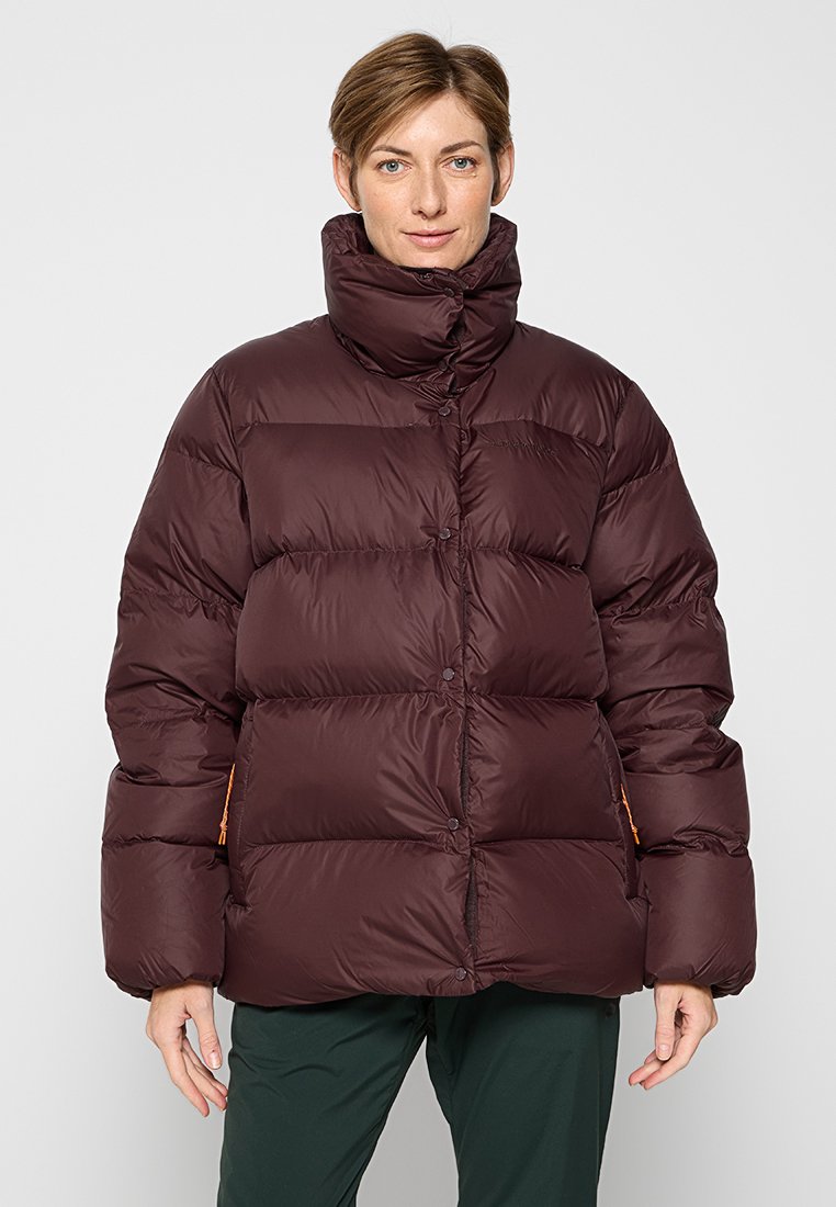 Burgunderfarbene Pufferjacke mit hohem Kragen, ausgestattet mit einem gesteppten Design, sichtbaren Knöpfen und orangefarbenen Akzenten an den Seitentaschen.