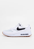 Nike Air Max Sneaker mit einem weißen Mesh-Obermaterial, schwarzem Logo, gepolstertem Schaft und einer halbtransparenten Luftdämpfungseinheit in der Sohle. Gummilaufsohle.