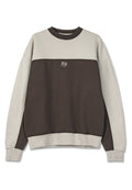 Brauner und hellgrauer Pullover mit Rundhalsausschnitt, gerippten Bündchen und einem kleinen Logo auf der Brust. Verfügt über ein Farbblockdesign und einen weichen Stoff.