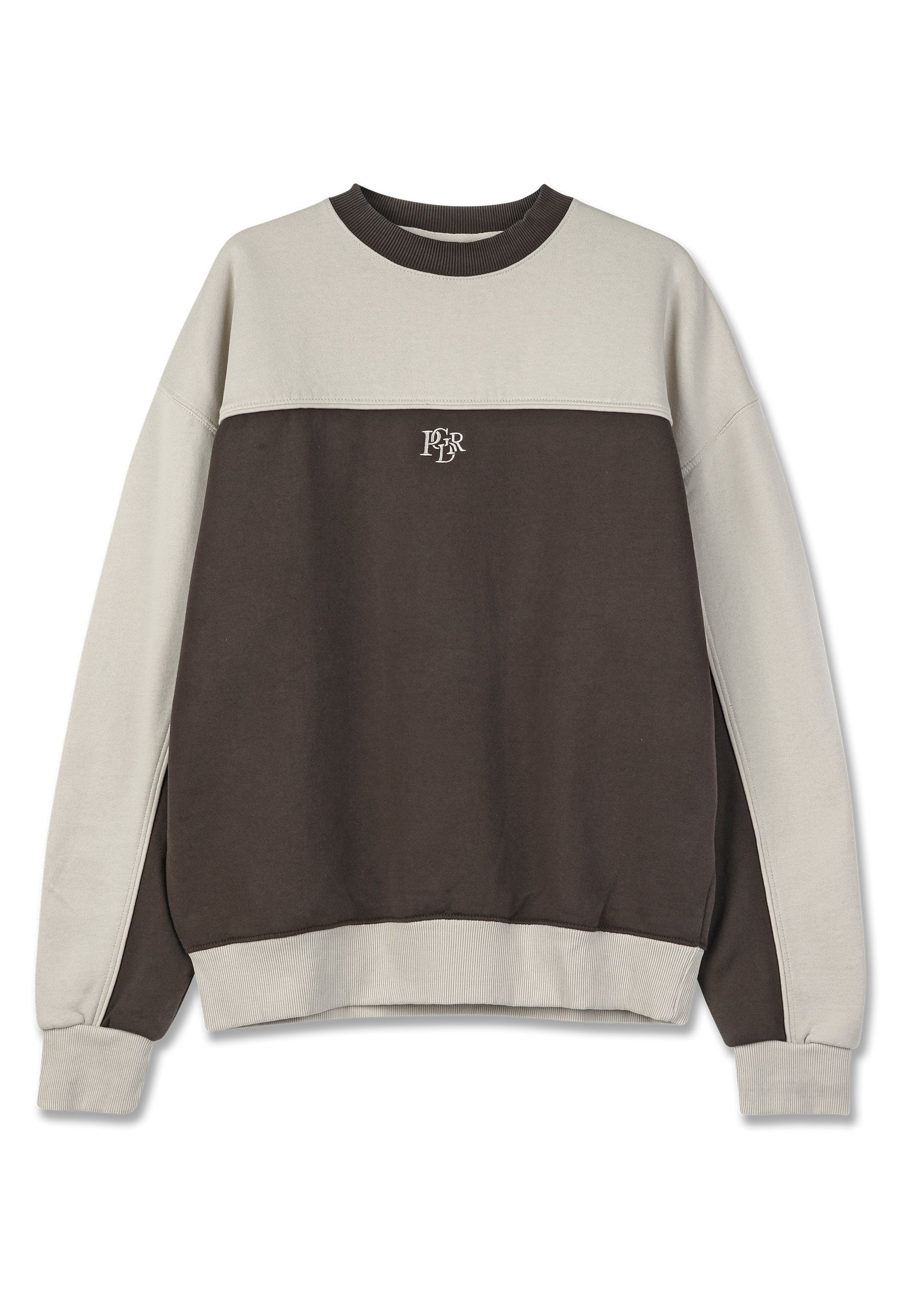 Brauner und hellgrauer Pullover mit Rundhalsausschnitt, gerippten Bündchen und einem kleinen Logo auf der Brust. Verfügt über ein Farbblockdesign und einen weichen Stoff.