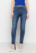 Dunkelblaue Skinny Jeans aus Denim, mit frontalen Taschen und orangenen Nähten. Getragen mit einem blauen Oberteil und weißen High Heels.