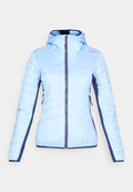 Hellblaue gesteppte Damenjacke mit Kapuze, dunkelblauen Seitenpaneelen und pinkfarbenen Reißverschlussdetails, vor weißem Hintergrund dargestellt.