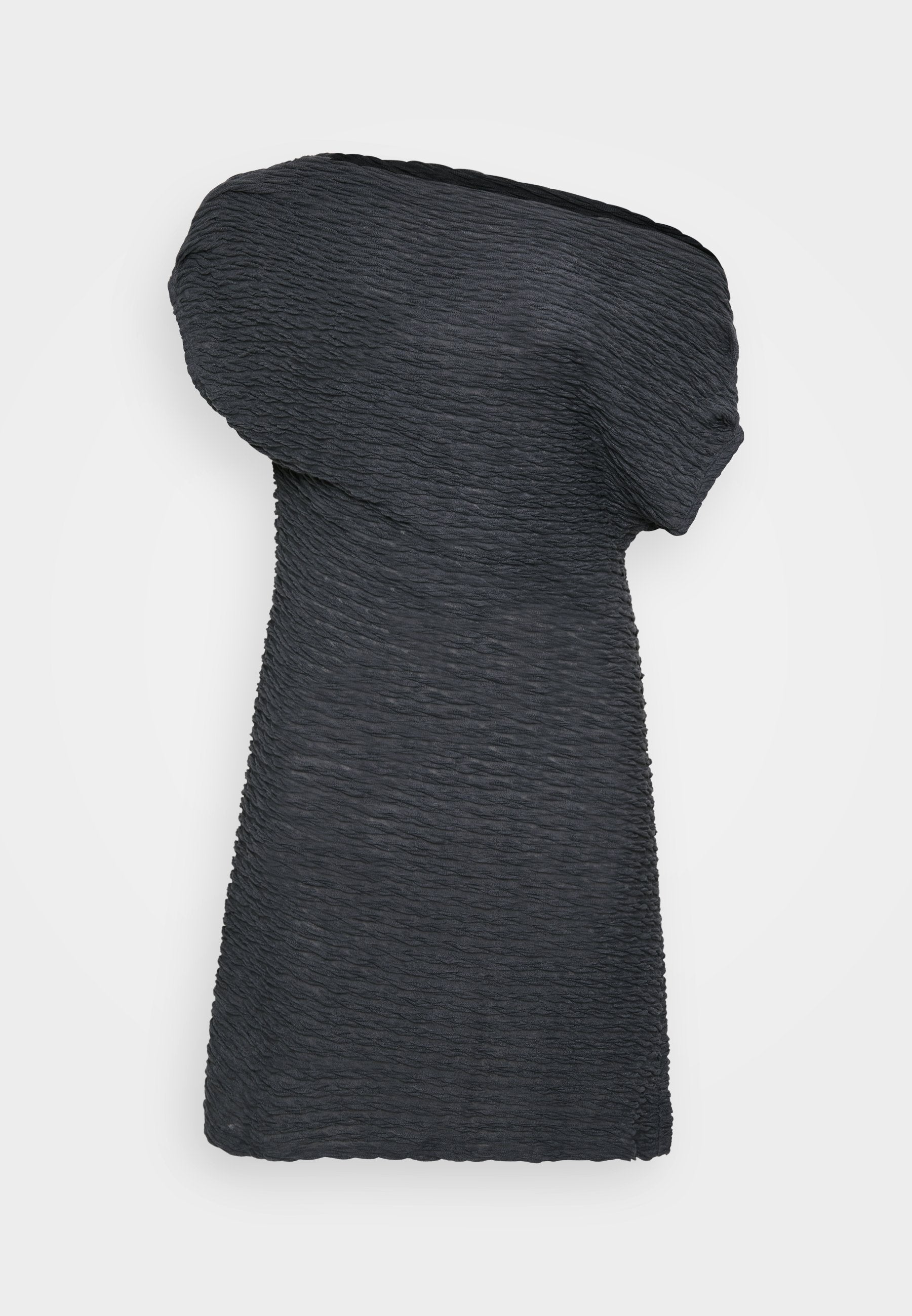 Schwarzes, schulterfreies Kleid aus strukturiertem, gewelltem Stoff. Hat eine lockere Passform und einen unregelmäßigen Saum mit einer weichen, zerknitterten Oberfläche.
