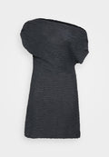 Schwarzes, schulterfreies Kleid aus strukturiertem, gewelltem Stoff. Hat eine lockere Passform und einen unregelmäßigen Saum mit einer weichen, zerknitterten Oberfläche.