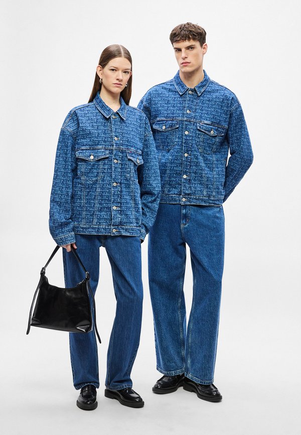 Tommy Jeans SPELL-OUT LOGO OVERSIZED DENIM TRUCKER JACKET