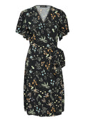 Schwarzes Wickelkleid mit kurzen, flatternden Ärmeln und einem gebundenen Taillengürtel, verziert mit bunten floralen Mustern in Grün, Blau und Orange.