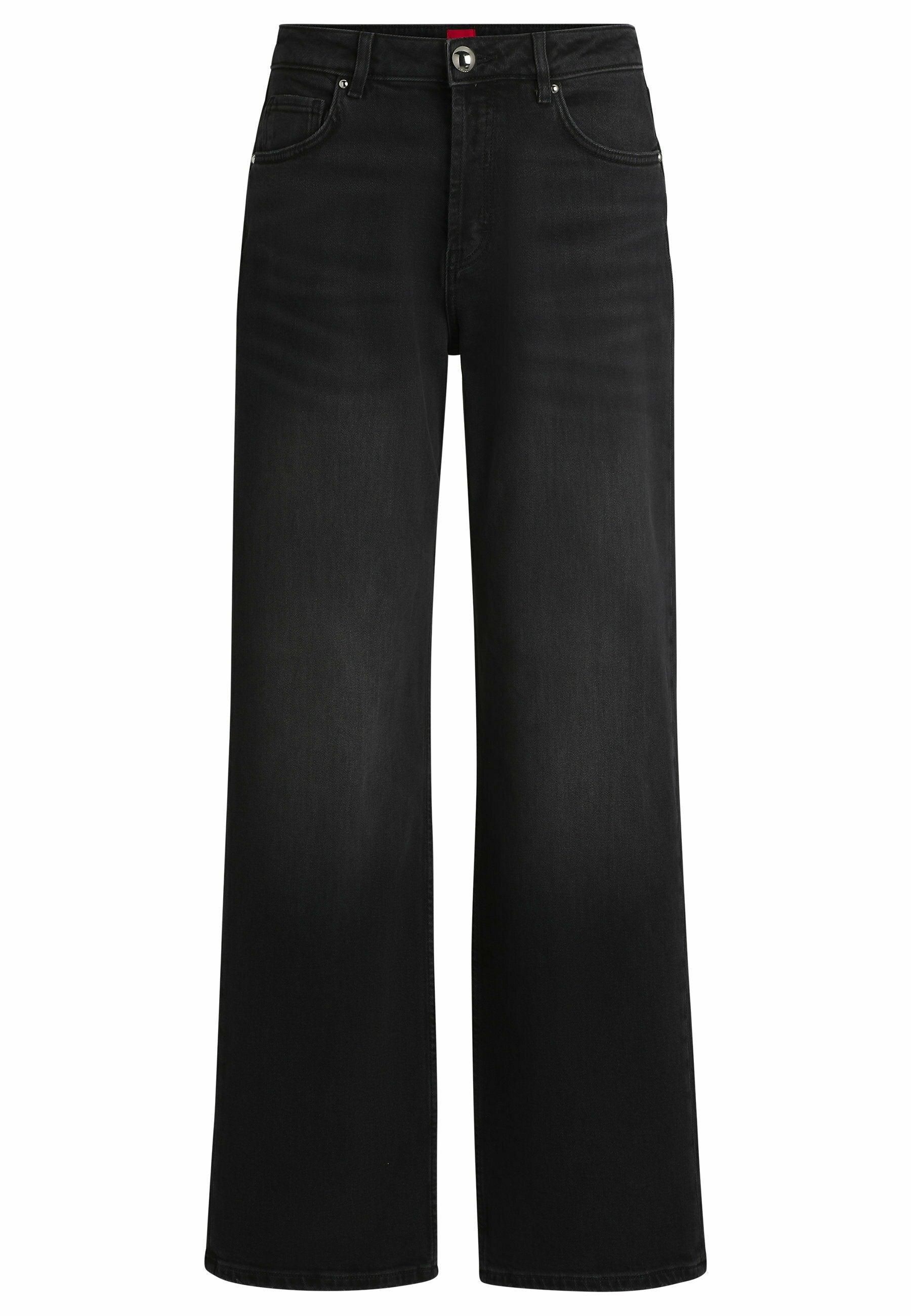 Schwarze weite Jeans aus Denim mit glatter Textur. Verfügt über fünf Taschen, einen Frontknopfverschluss und markenbezogene Akzente am Bund.