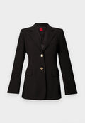Schwarzer, maßgeschneiderter Blazer mit notched Revers, zwei goldenen Knöpfen und Pattentaschen, auf einem einfarbigen hellgrauen Hintergrund dargestellt.