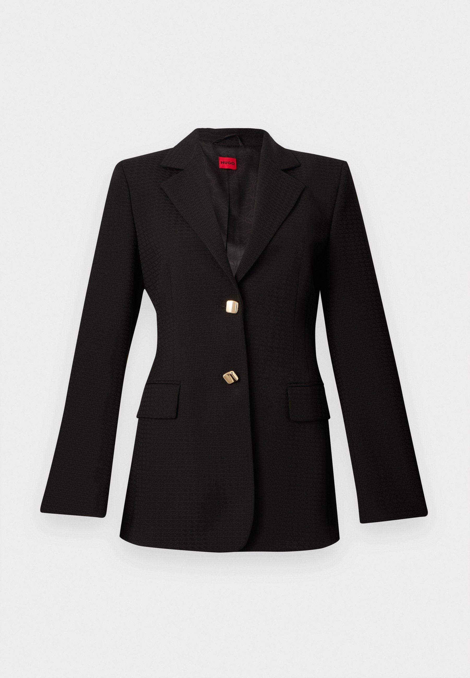 Schwarzer, maßgeschneiderter Blazer mit notched Revers, zwei goldenen Knöpfen und Pattentaschen, auf einem einfarbigen hellgrauen Hintergrund dargestellt.