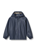 Marineblaue Regenjacke mit Kapuze, Frontreißverschluss, Druckknöpfen am Kragen und elastischen Bündchen, auf weißem Hintergrund dargestellt.